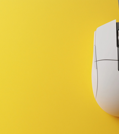Eine weisse Computermaus auf gelbem Hintergrund